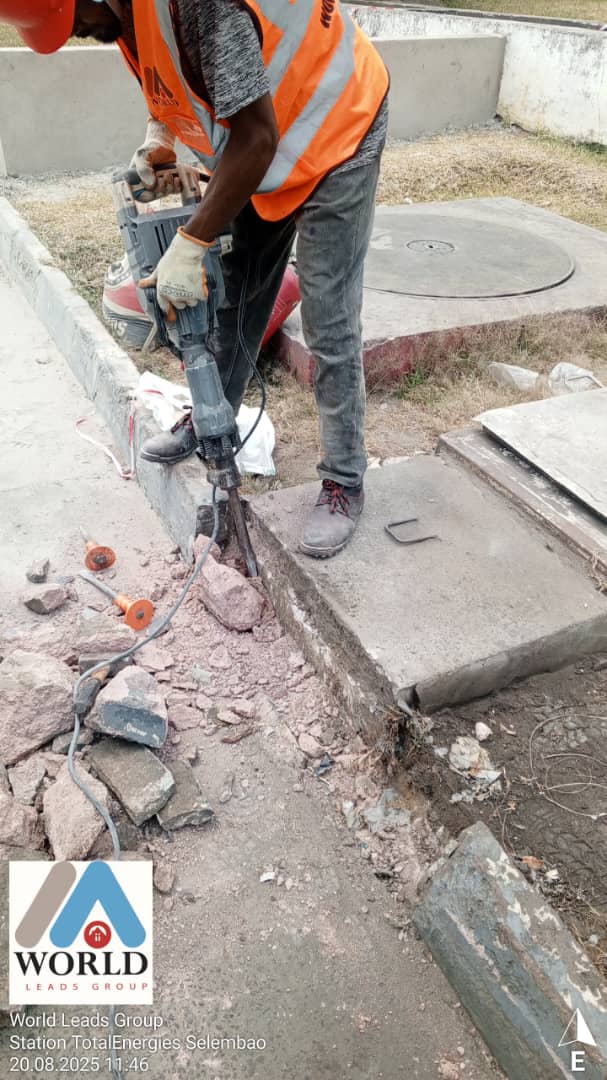 Pendant les travaux - Station-service Selembao: Démolition des murets et bordures endommagés et construction des murets et pose des bordures